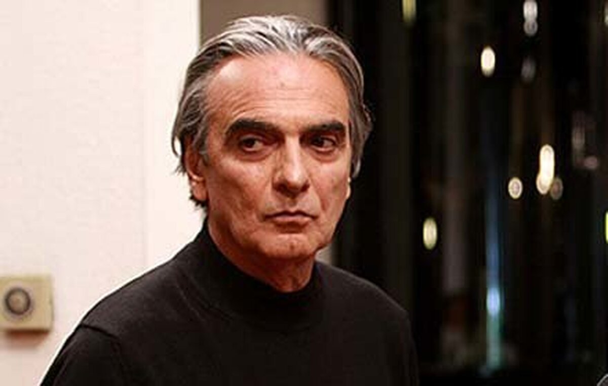 جمعی از هنرمندان برای بدرقه پیکر همایون ارشادی به خانه ابدی گرد هم آمدند.