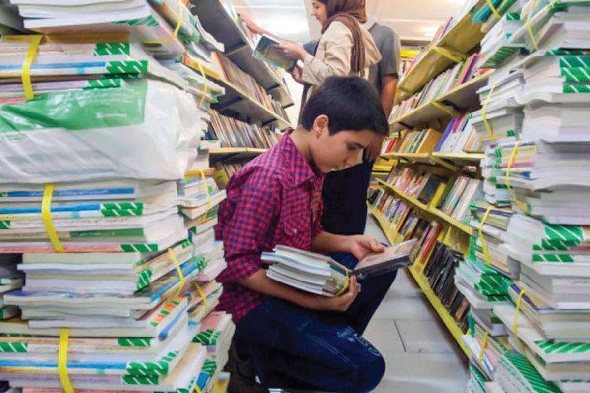 گلایه دانش‌آموزان برای توزیع نشدن برخی از کتاب‌های درسی و پاسخ مسئولان آموزش وپرورش | کسری از نگاه مردم، تکمیل از نگاه مدیران