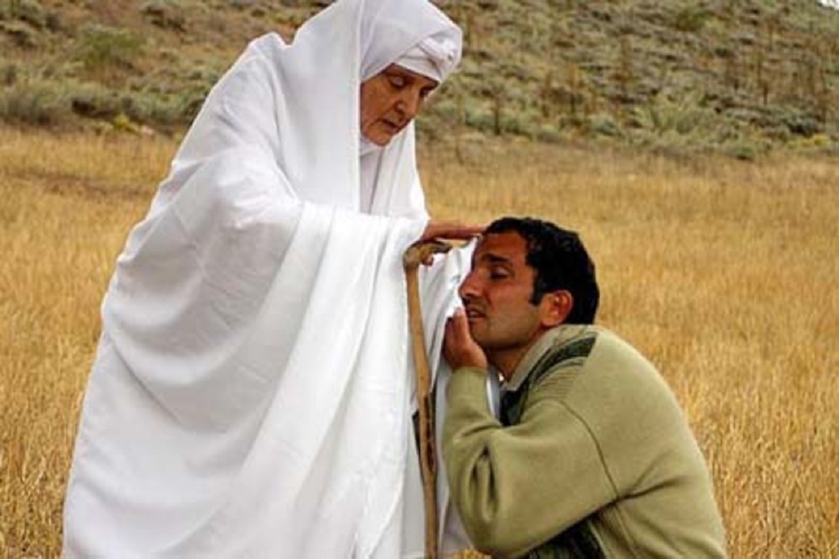 به مناسبت زادروز گلاب آدینه، بازیگر برجسته سینمای ایران، شبکه نمایش با پخش فیلم سینمایی «وقتی همه خواب بودند» یاد و کارنامه هنری این هنرمند توانا را گرامی می‌دارد.