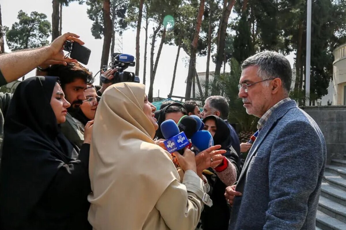 وزیر بهداشت گفت: ارز دارو همچون گذشته در حال پرداخت است و هیچ تغییری یا هیچ بحثی درباره تغییر ارز دارو ترجیحی یا غیرترجیحی در دولت و کمیسیون‌های اقتصادی صورت نگرفته است.