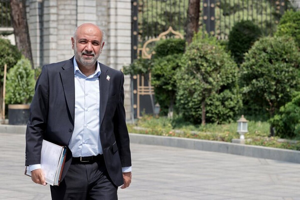 وزیر کار، تعاون و رفاه اجتماعی گفت: از هفته آینده اوراق سازمان تامین اجتماعی در بورس عرضه می‌شود تا تامین مالی انجام و بدهی به داروخانه‌ها پرداخت شود.