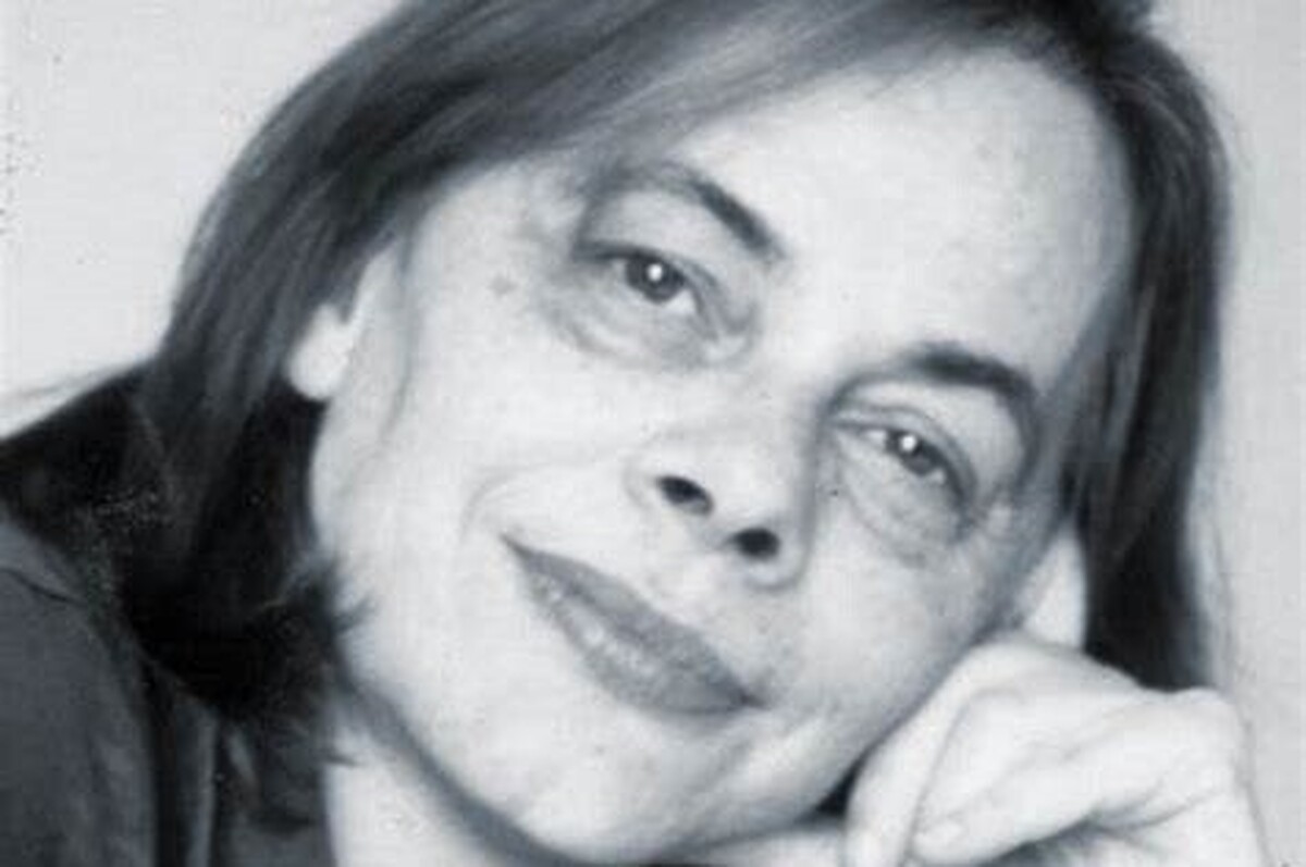 کریستینا پری روسی، یکی از نویسندگان اسپانیایی است که طی مصاحبه‌ای گفته است: من با روحم می‌نویسم و معتقدم اگر قدرت به‌معنای تحمل رنج است، من می‌خواهم اقتداری همراه با احترام و عزت داشته باشم.