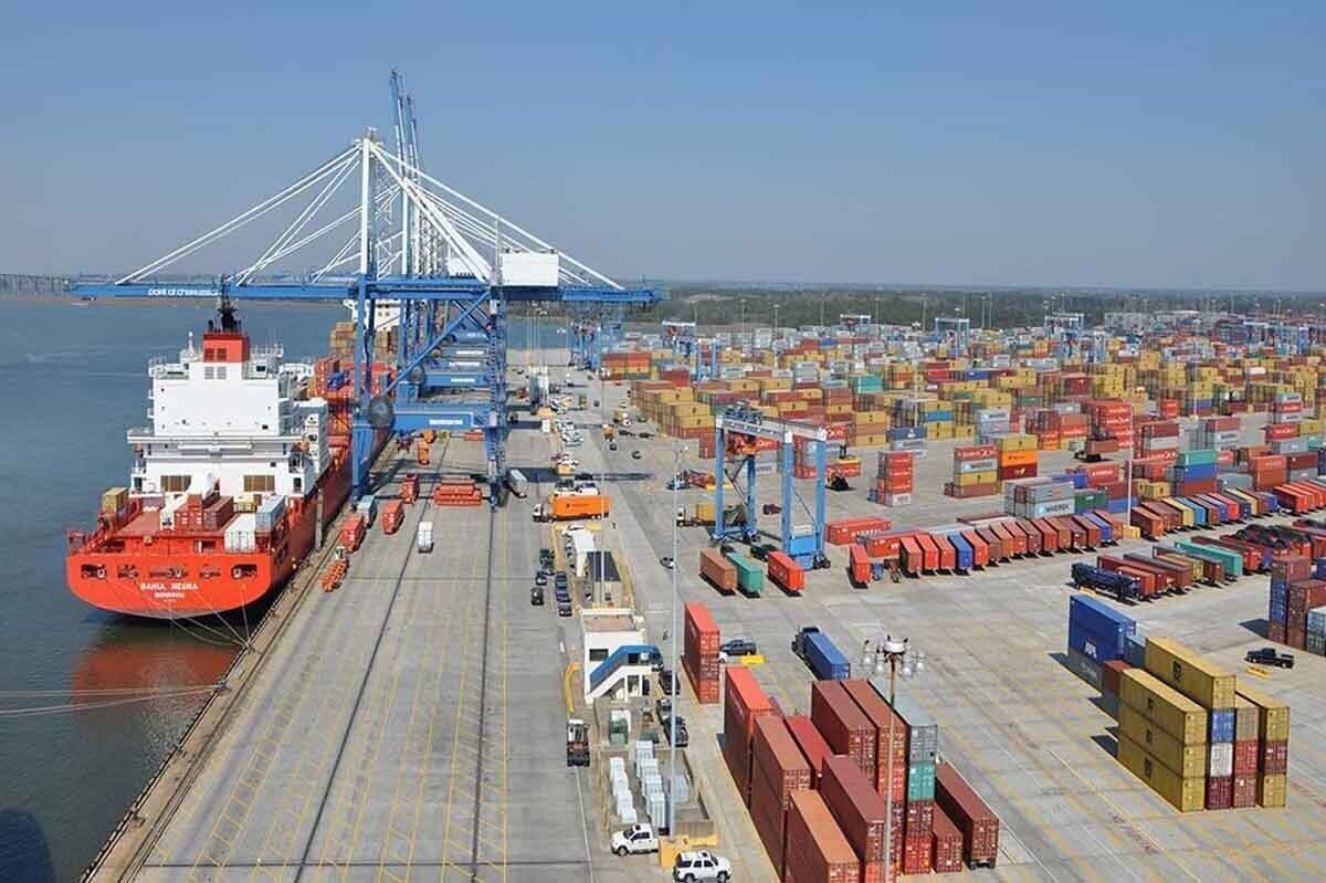 دبیر  هیئت دولت گفت: وزارتخانه‌های اقتصادی کشور از جمله وزارت صمت، جهاد کشاورزی، راه و بهداشت، به همراه بانک مرکزی بخش عمده‌ای از اختیارات واردات کالاهای اساسی را به استانداران مرزی واگذار می‌کنند.