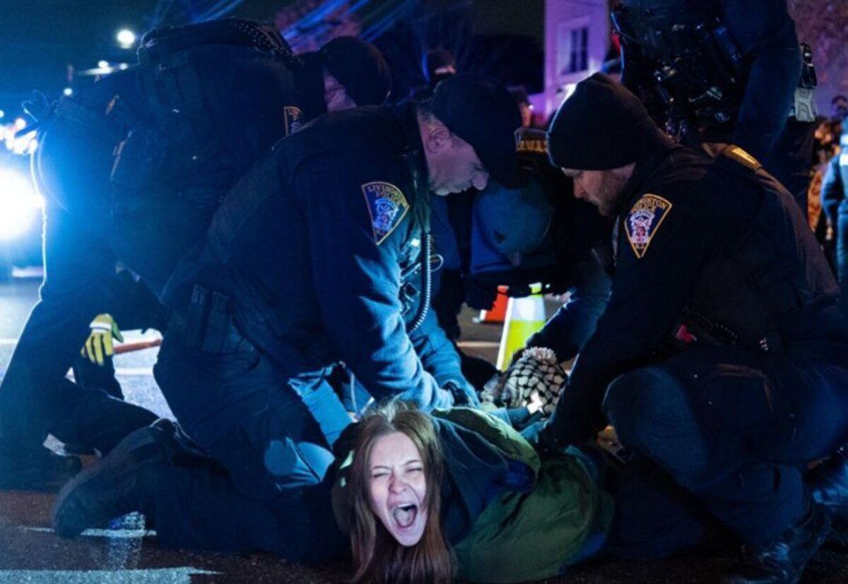 شماری از حامیان فلسطین در آمریکا علیه سفر یوآو گالانت وزیر جنگ سابق اسرائیل تظاهرات کردند اما تجمع آنها به دلیل مداخله پلیس به خشونت کشیده شد.