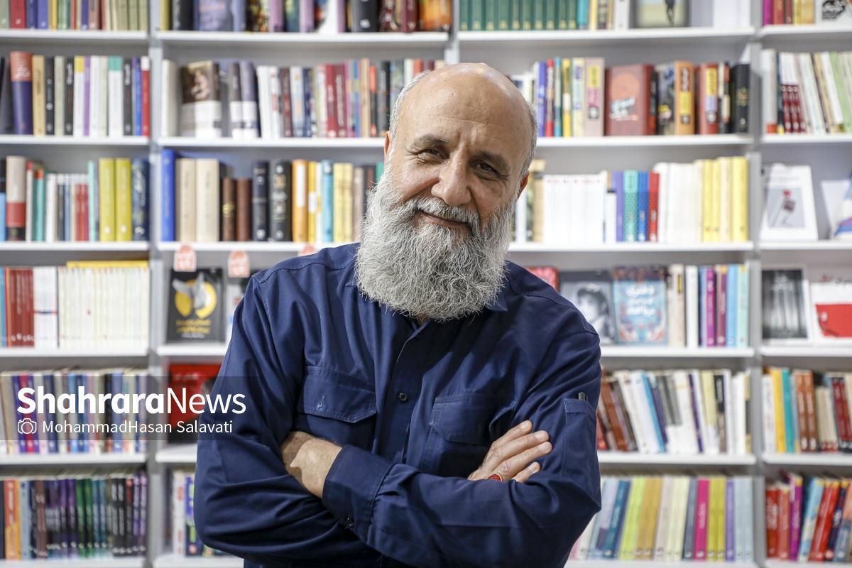 چهره ماندگار هنر انقلابی گفت: فونت‌ها هویت دارند، یعنی هر فونت قیافه، شخصیت و اسم منحصربه‌فردی دارد که این را در هیچ محصول گرافیکی نمی‌بینیم.