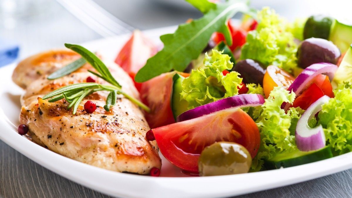 براساس اعلام دفتر بهبود تغذیه جامعه وزارت بهداشت، حذف وعده‌های غذایی نه تنها باعث محرومیت بدن از مواد مغذی مورد نیاز می‌شود، بلکه می‌تواند سطح انرژی، تمرکز و کارایی فرد در طول روز را کاهش دهد.