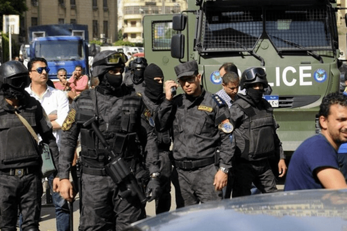 یک مهندس جوان شیمی هسته‌ای در مصر، شامگاه گذشته هدف حمله مسلحانه قرار گرفت. مهاجم ناشناس، با شلیک ۱۳ گلوله از فاصله نزدیک، قربانی را در خیابان از پا درآورد و گریخت. تحقیقات امنیتی آغاز شده است.