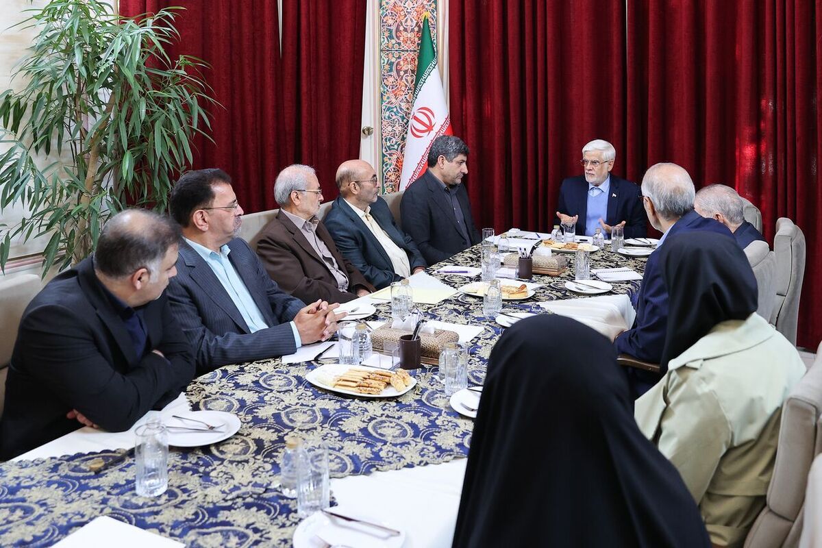 معاون اول رئیس‌جمهور با تأکید بر اینکه دولت چهاردهم به نگاه علمی برای حل مسائل کشور باور دارد، گفت: خودسوزی یک جوان یا خودکشی یک روزنامه‌نگار، یک مسأله شخصی نیست بلکه نشانه بحرانی اجتماعی است که باید ریشه‌های آن را شناسایی و درمان کرد.