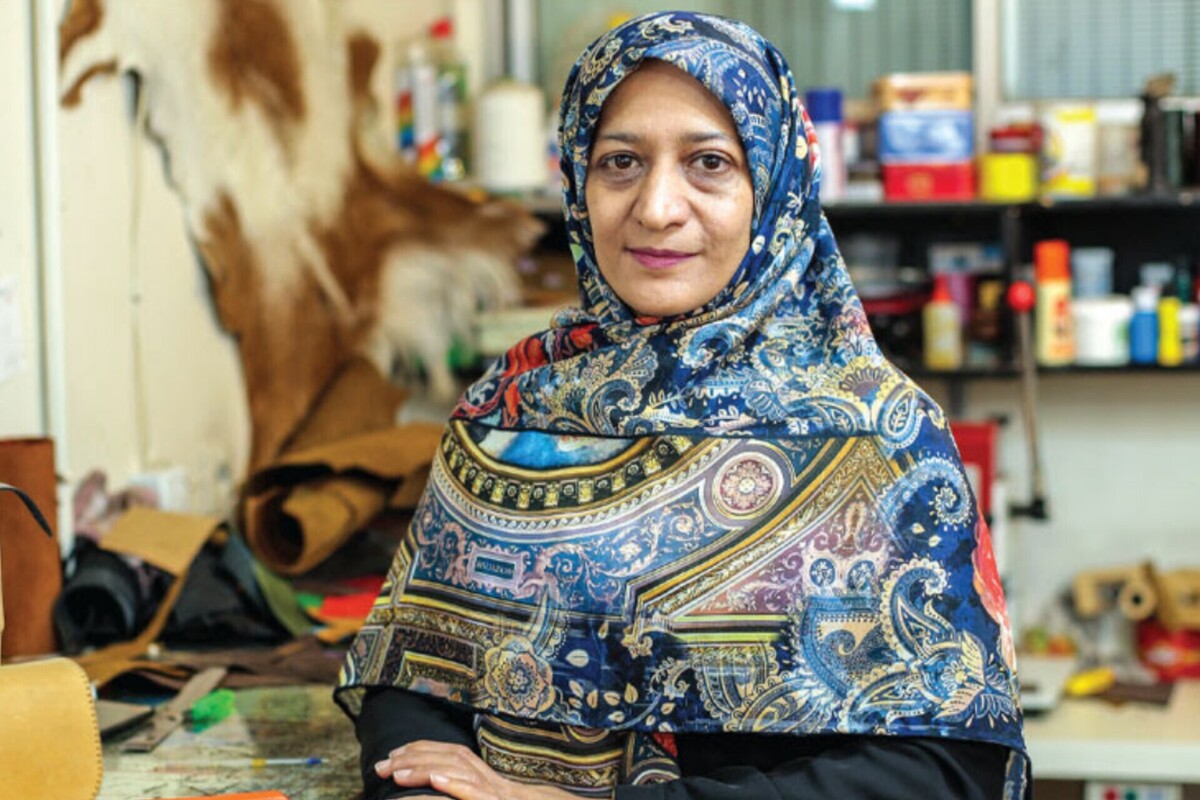 راضیه اعتصامی، بانوی مشهدی، کارش را از اتاق کوچک خانه‌اش با دوخت کیف و کفش چرمی آغاز کرد. حالا تولیدات دست‌دوز او از همان خانه، راهی امارات، لهستان، ژاپن و انگلیس شده است.