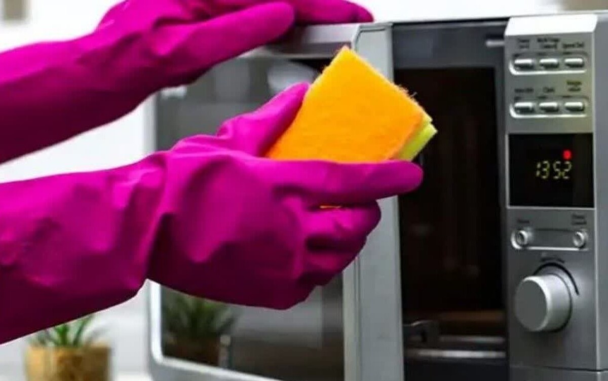 تمیز کردن لوازم برقی خانگی به حفظ کارایی و افزایش عمر مفیدشان کمک می‌کند، اما هر کدام از این لوازم، زمان خاصی برای تمیز کردن دارند.