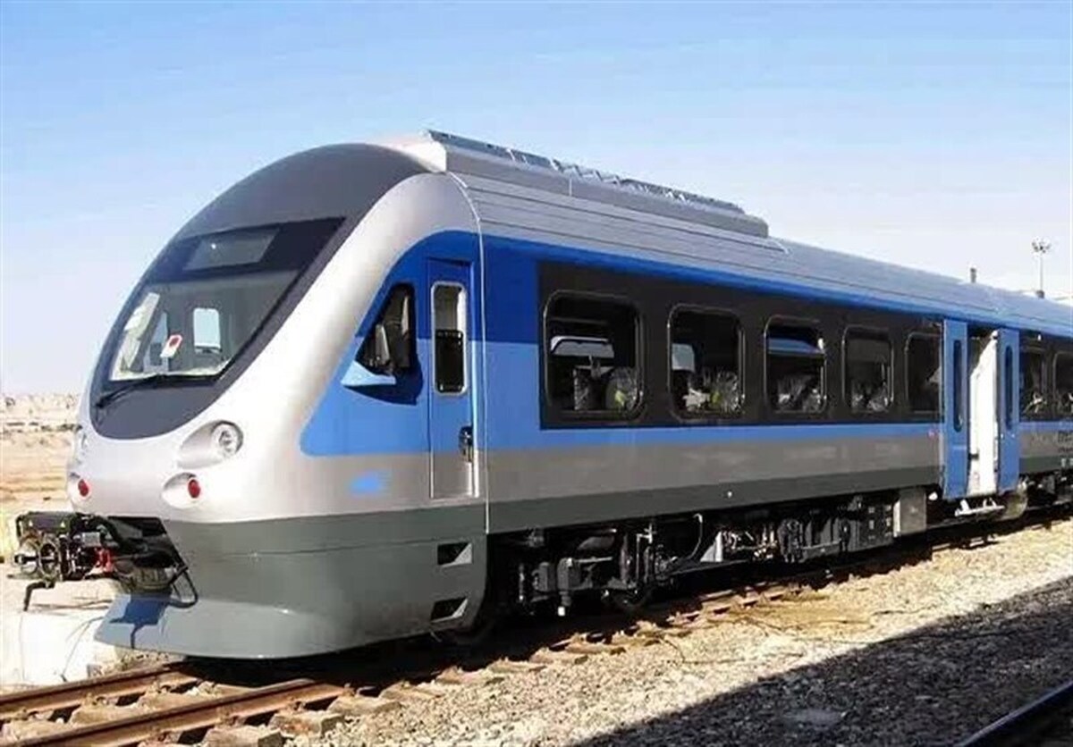 قطار شماره ۸۲۰ شرکت قطار‌های جوپار در مسیر تهران-بندرعباس از ساعت ۴ صبح امروز در ایستگاه گل‌گهر متوقف شده و مسافران در واگن‌ها حبس شده‌اند.