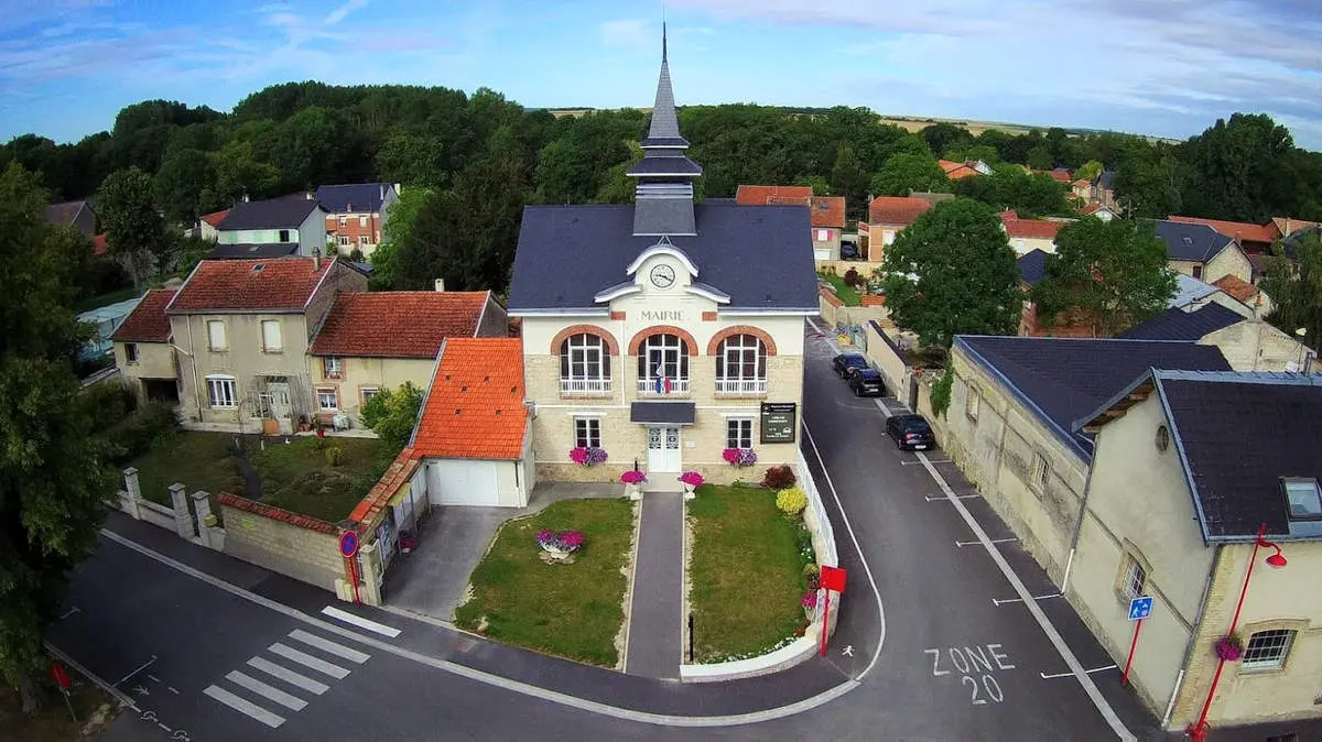 در ۲۰۰ کیلومتری پاریس ‌دهکده‌ای به‌نام Condé lès Herpy هست که اهالی آن اصالتا فرانسوی و مسلمان هستند. ساکنان این روستا مذهب شیعهٔ ۱۲ امامی دارند و معتقد به ظهور امام زمان(عج) هستند.