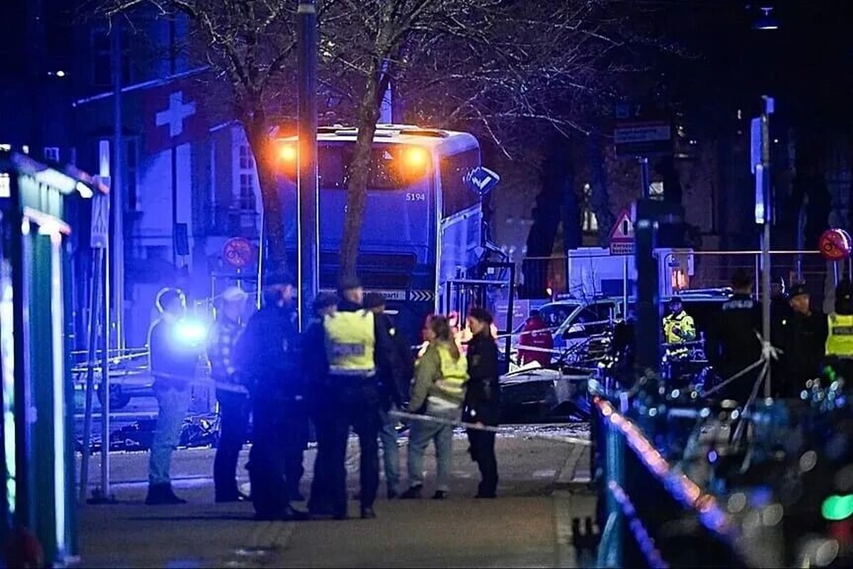 پلیس سوئد اعلام کرد بر اثر برخورد یک اتوبوس به یک ایستگاه اتوبوس در مرکز استکهلم چندین نفر کشته و زخمی شدند.