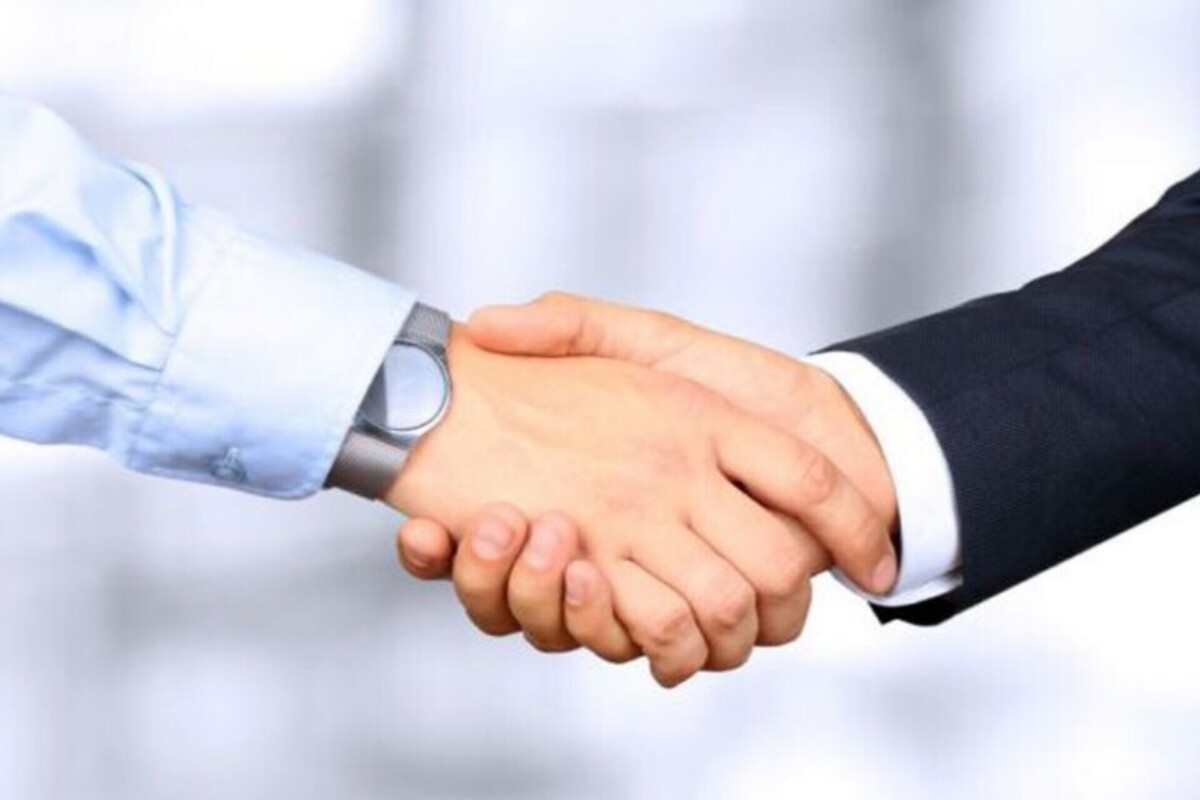 بسیاری از ما هنگام سفر یا دوری از خانه، وسایل ارزشمند خود را به آشنایان می‌سپاریم تا از آن‌ها نگهداری کنند. این توافق ساده و رایگان، در قانون «عقد ودیعه» نام دارد و اگرچه معمولاً شفاهی انجام می‌شود، اما آثار و تعهدات حقوقی مشخصی برای طرفین ایجاد می‌کند.