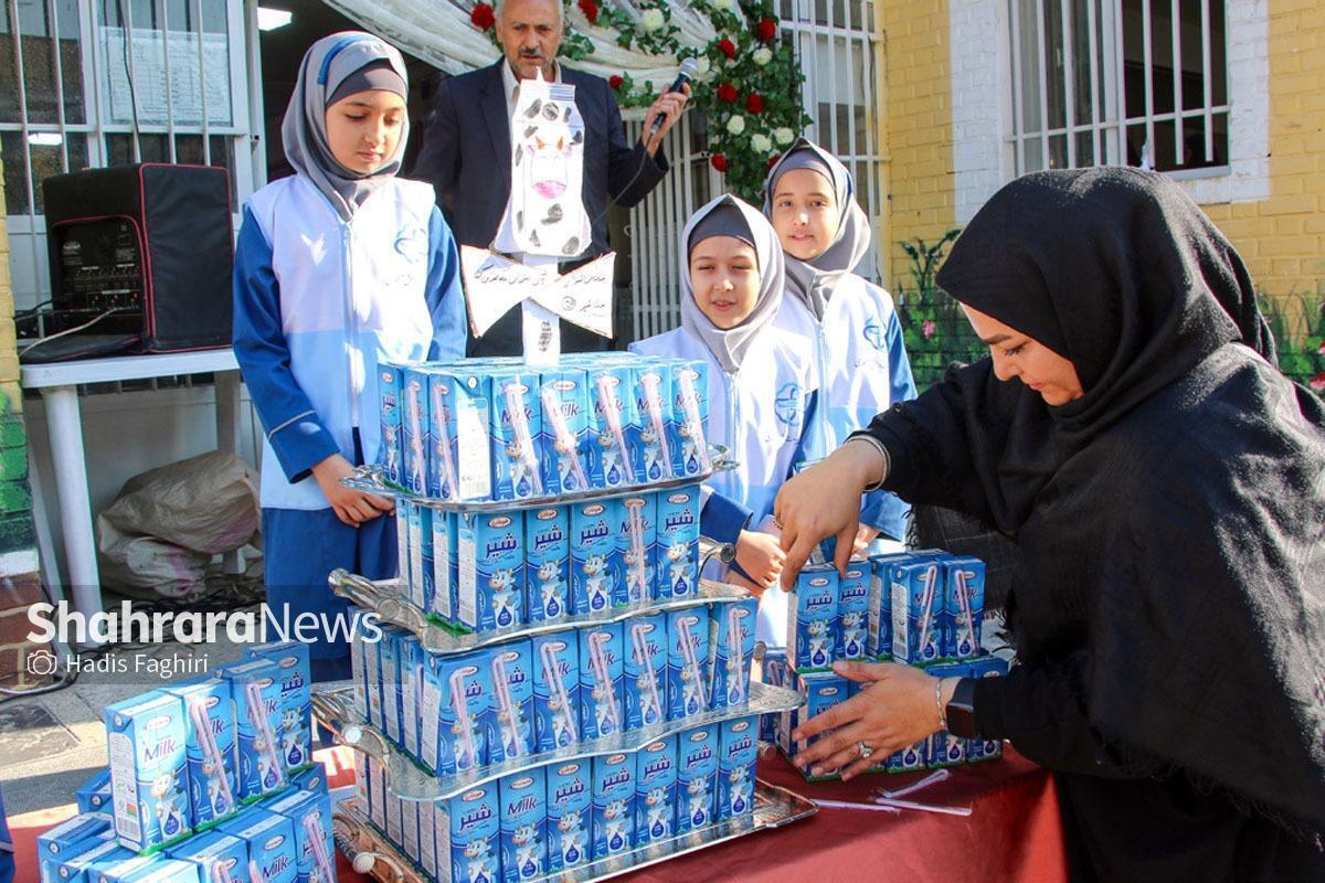 دبیر کمیته ملی شیر وزارت آموزش و پرورش گفت: توزیع شیر تنها در چهار استان آغاز شده این در حالی است که آنچه از سوی سخنگوی وزارت آموزش و پرورش در برنامه‌ای تلویزیونی مطرح شد، برنامه‌ریزی برای توزیع از امروز بود، اما شرکت‌های لبنی باز هم امتناع کردند و در تلاشیم تا پای کار بیایند.