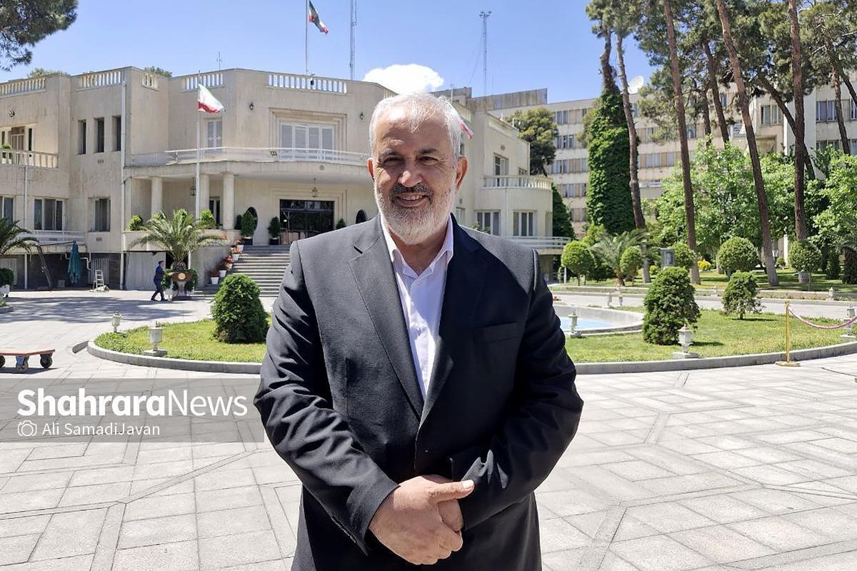 وزیر نیرو با تاکید بر اینکه انتقال آب از خلیج فارس به تهران هزینه بسیار بالایی دارد و مقرون به صرفه نیست، گفت: البته نباید این نکته را فراموش کنیم هنگامی که موضوع جان انسان‌ها باشد، هر کاری لازم باشد باید انجام دهیم.