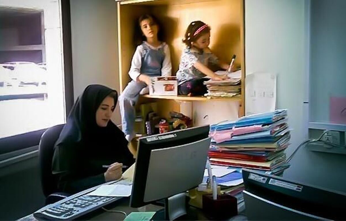 مدیرکل امور فنی صندوق بازنشستگی کشوری از ابلاغ دستورالعمل اجرایی بند (ت) ماده ۱۷ قانون حمایت از خانواده و جوانی جمعیت خبر داد و گفت: مادران شاغلی که از زمان لازم الاجرا شدن این قانون صاحب فرزند شده‌اند، می‌توانند با حداقل بیست سال سابقه خدمت و رعایت شرط سنی بازنشسته شوند.