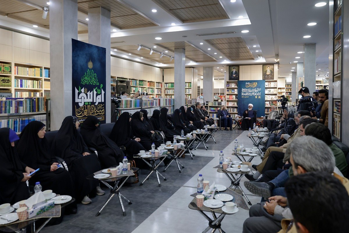 تولیت آستان قدس رضوی در دیدار با نویسندگان برجسته ادبیات پایداری کشور گفت: ما حاضریم جشنواره‌ای برگزار کنیم با حضور همه نویسندگان کشور تا فرهنگ کتاب‌خوانی گسترش پیدا کند و درنهایت، همه مردم به این باور برسند که «باید کتاب بخوانند».