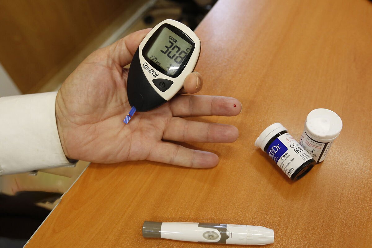 معاون وزیر بهداشت گفت: حدود ۴۰ درصد از جمعیت بزرگ‌سال کشور، یا مبتلا به دیابت بوده یا در آستانه ابتلا به آن هستند. علاوه بر این، سالیانه حداقل ۵۰۰ هزار نفر بر جمعیت دیابتی‌های کشور افزوده می‌شود که این آمار، فاجعه‌بار است.