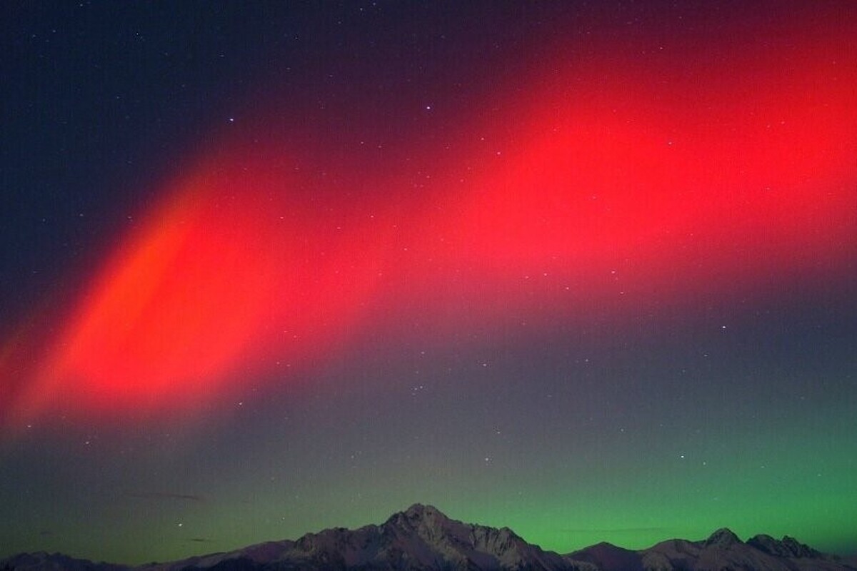 تایم‌لپس خیره‌کننده از شفق قطبی در آسمان لاس‌وگاس؛ پدیده‌ای نادر که شهر نور‌ها را به رنگ‌های رؤیایی سبز و بنفش درآورد.