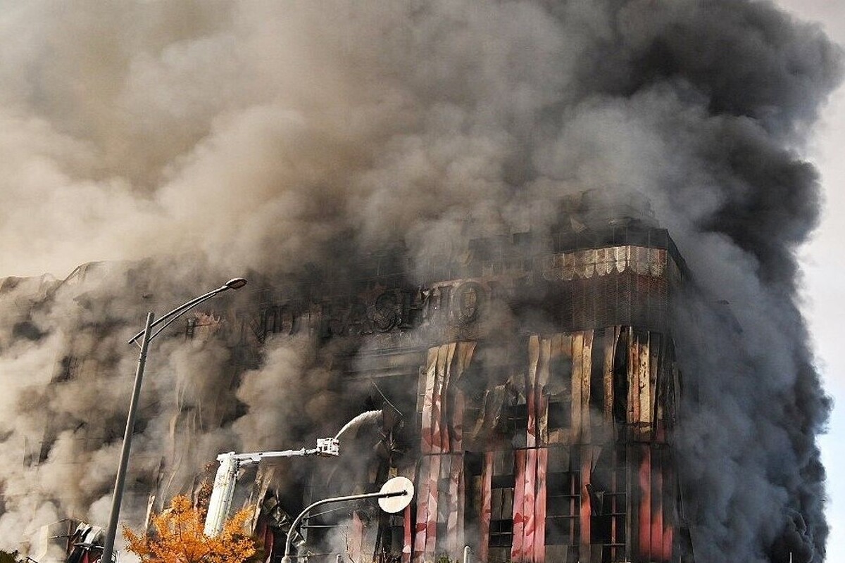 یک آتش سوزی بزرگ در انبار یک شرکت پوشاک در شهر چونان در مرکز کره جنوبی اتفاق افتاد که به مدت ۹ ساعت و نیم این حریق ادامه داشت.