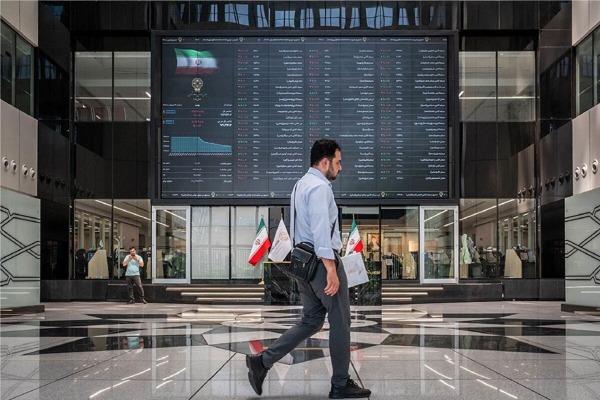 در شرایطی که بورس تهران در تقلا برای رونق و رشد بیشتر است، بازار ارز و طلا طی یک هفته گذشته با کوچک‌ترین محرک‌هایی بیش از ۵ درصد افزایش را تجربه کرده‌اند.