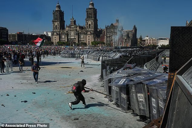 شورش در خیابانهای مکزیکوسیتی شورش در خیابانهای مکزیکوسیتی