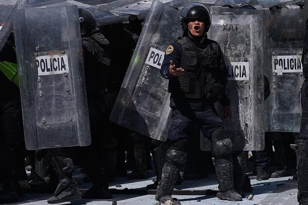 شورش در خیابانهای مکزیکوسیتی شورش در خیابانهای مکزیکوسیتی