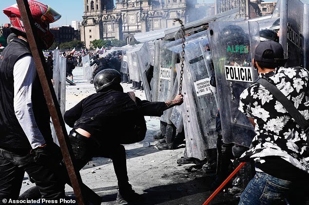 شورش در خیابانهای مکزیکوسیتی شورش در خیابانهای مکزیکوسیتی