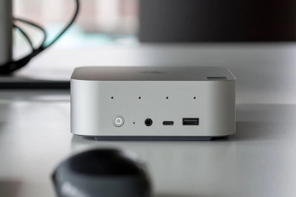 شرکت بی‌لینک از مینی‌کامپیوتر جدید خود با نام SER۹ Max رونمایی کرد.دستگاهی جمع‌وجور، اما قدرتمند که با طراحی مشابه مک مینی اپل، پردازنده نسل جدید AMD و مجموعه‌ای از درگاه‌های پیشرفته، بازار مینی‌پی‌سی‌ها را هدف گرفته است.