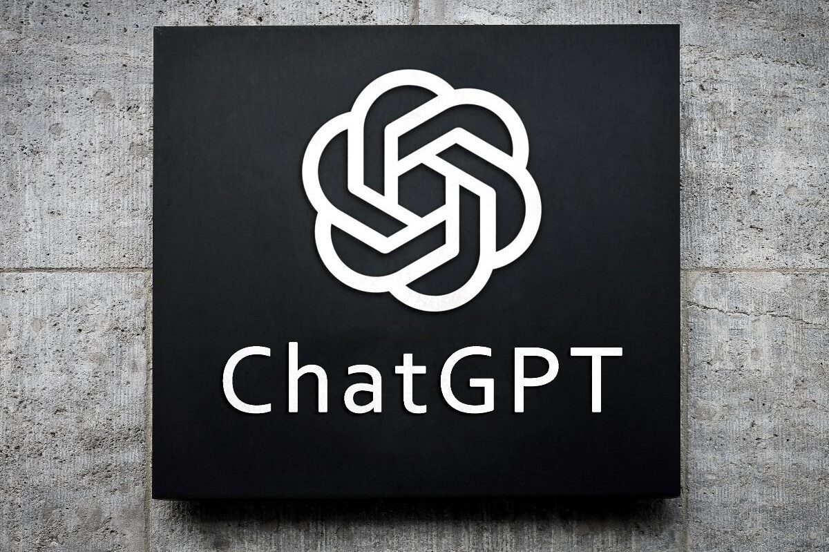 سم آلتمن، مدیرعامل اوپن‌ای‌آی، اعلام کرد ChatGPT حالا می‌تواند به دستور شما از استفاده از خط تیره بلند خودداری کند و ردپای هوش مصنوعی در متن‌ها را کمرنگ کند.