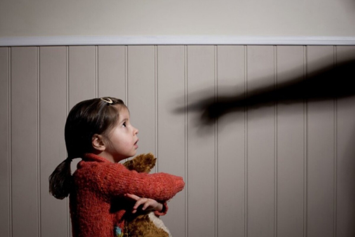 در حالی‌که بسیاری از والدین تنها تنبیه بدنی را مصداق خشونت می‌دانند، روان‌شناسان تأکید می‌کنند رفتار‌هایی مانند توهین، تحقیر، مقایسه‌کردن و سرزنش مداوم، پنهان‌ترین و در عین حال مخرب‌ترین شکل کودک‌آزاری‌اند؛ رفتار‌هایی که بی‌صدا در خانه‌ها تکرار می‌شوند و ریشه بسیاری از مشکلات روحی، رفتاری و تحصیلی کودکان و نوجوانان را شکل می‌دهند.