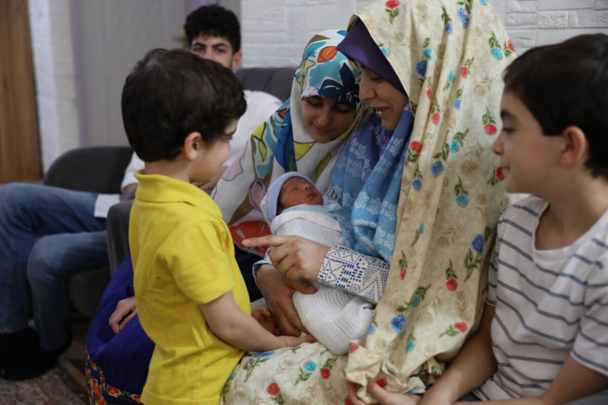 در دنیای امروز، مادری فقط رسیدگی به کار‌های تکراری روزانه نیست. هر کودک، بسته به سن و مرحله رشدی‌اش، مادر متفاوتی می‌طلبد؛ مادری که بداند نیاز یک سه‌ساله با یک هفت‌ساله و یک نوجوان تفاوت دارد. با این حال بسیاری از مادران در میان انبوه کتاب‌ها و دستورالعمل‌های تربیتی، سردرگم می‌شوند و از اصل تربیت فاصله می‌گیرند.