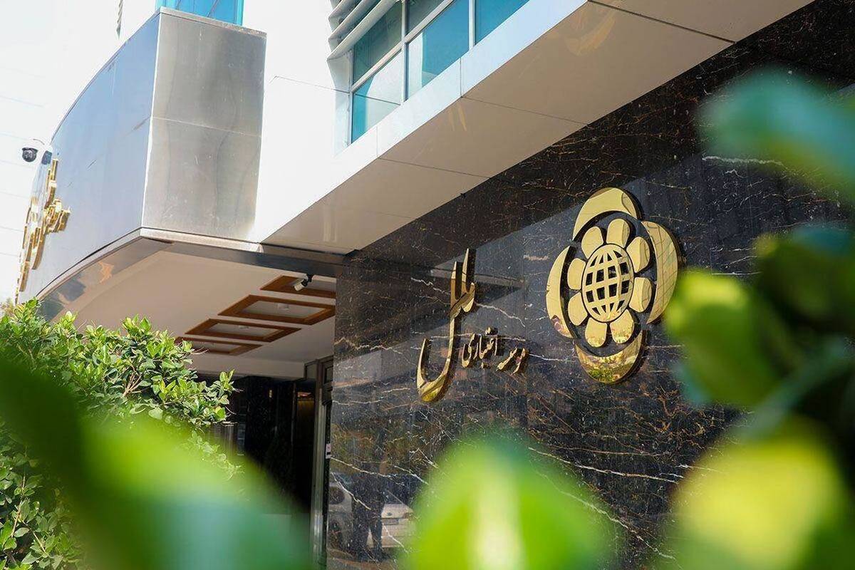 هیئت مدیره موسسه مالی و اعتباری ملل عزل شدند و هیئت سرپرستی منصوب از سوی بانک مرکزی از امروز یکشنبه ۲۵ آبان ۱۴۰۴ فعالیت خود را در این موسسه آغاز کردند. معاون تنظیم گری بانک مرکزی اعلام کرد: انتظار داریم ظرف مدت ۶ ماه موسسه ملل به موسسه‌ای با تراز مالی مثبت تبدیل شود. هم اکنون نسبت کفایت سرمایه در این بانک منفی ۴۱ درصد است و این موسسه ۶۵ هزار میلیارد تومان زیان انباشته دارد.