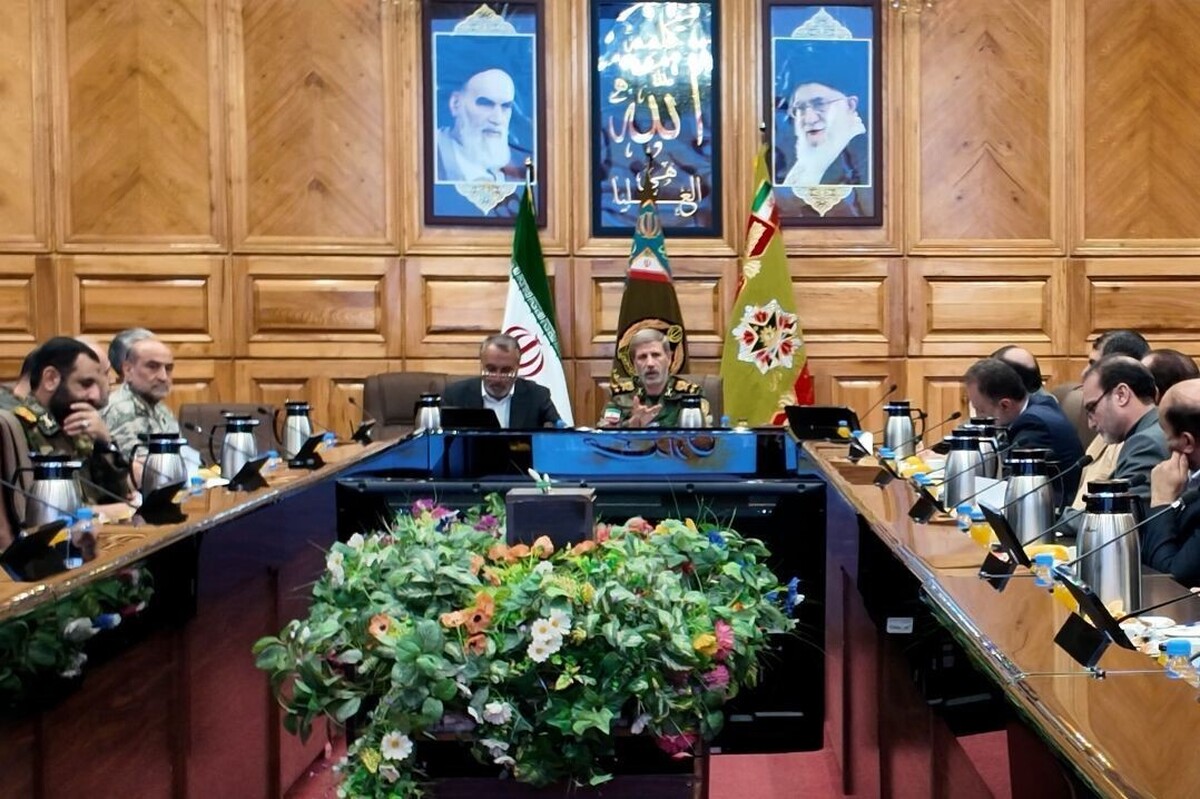 فرمانده کل ارتش در دیدار اعضای کمیسیون عمران مجلس شورای اسلامی، گفت: ما باجدیت و به طور مستمر، در تلاش برای ارتقای مؤلفه‌های قدرت دفاعی هستیم.