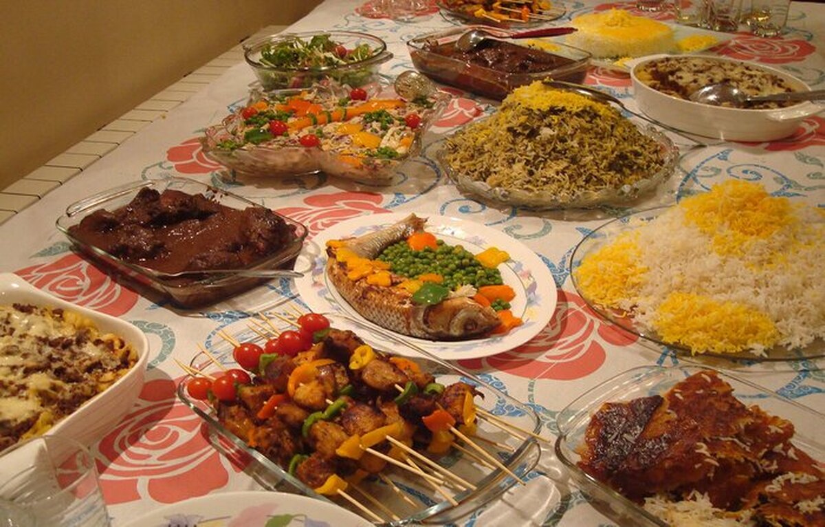 در فرهنگ ایرانی، غذا تنها خوراک نیست؛ روایتگر عشق، ذوق، سخاوت و هویت است. از زعفران طلایی تا دانه‌های درخشان زرشک، از تقارن سفره تا بوی نان تازه، ایرانیان قرن‌هاست که هنر تزئین غذا را به زبانی برای بیان زیبایی و زندگی بدل کرده‌اند.