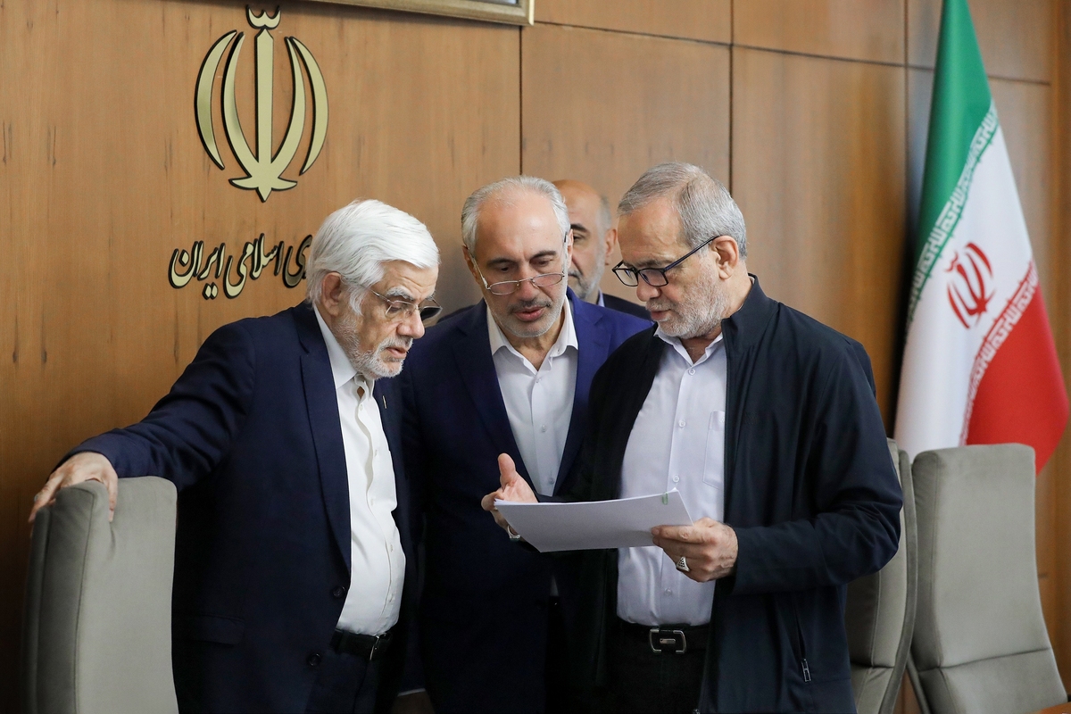 رئیس شورای اطلاع‌رسانی دولت اعلام کرد: آنچه درباره استعفای برخی اعضای دولت، از شخص رئیس‌جمهور تا معاون‌اول و وزرا و...، مطرح می‌شود، به هیچ عنوان صحت ندارد و تمامی اعضای دولت با تمام توان درحال تلاش برای حل مشکلات هستند.