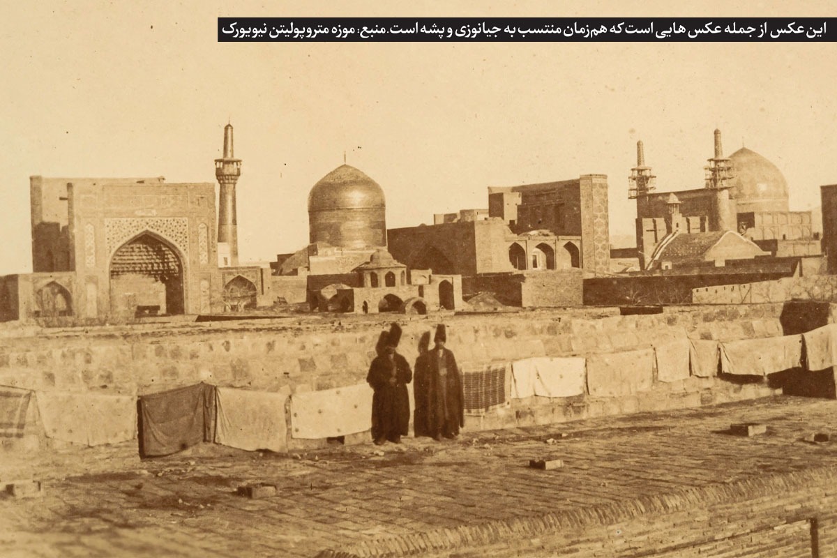 در دوره قاجار به‌محض ورود دوربین عکاسی به ایران و پی‌بردن دربار و هیئت حاکمه به اهمیت و جایگاه اسناد تصویری در نشان دادن وقایع و اتفاقات، عکاسان متعددی راهی خراسان و شهر مشهد شدند.