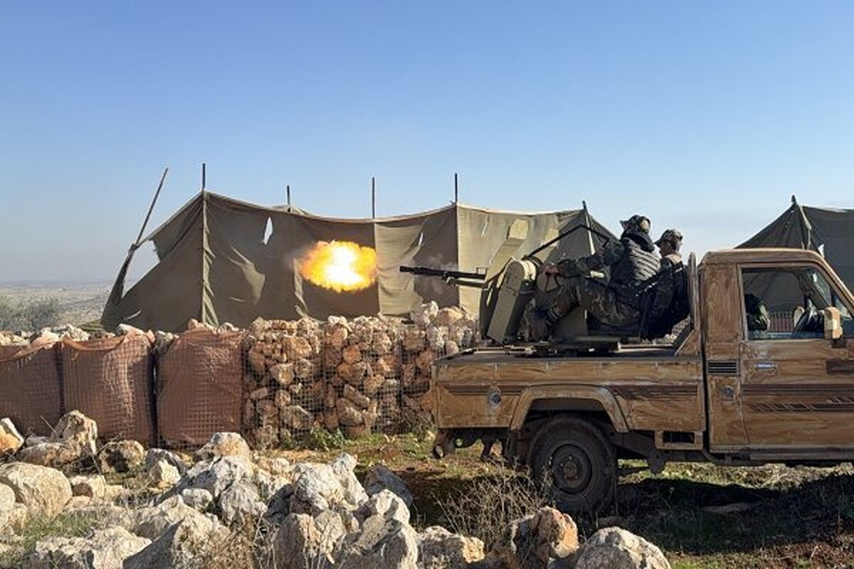 منابع سوری از نبرد سنگین میان نیرو‌های جولانی و نیرو‌های سوریه دموکراتیک (قسد) در حومه الرقه خبر دادند.