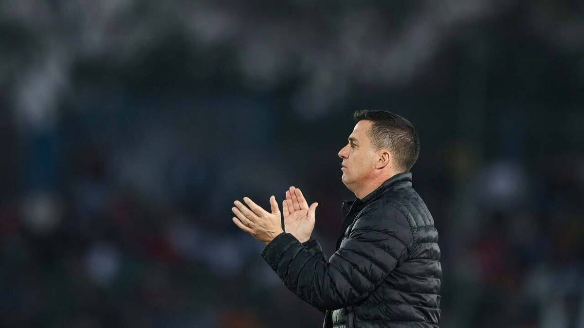 مدیرعامل باشگاه پرسپولیس موفق شد نظر مثبت سرمربی تیمش را درمورد استفاده از دستیاران هاشمیان جلب کند.