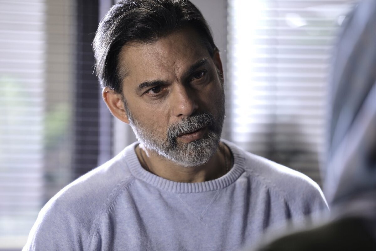 احمد بهرامی، کارگردان فیلم سینمایی «بالاتر از سیاهی»، تصویری جدید از این اثر با حضور پیمان معادی منتشر کرد