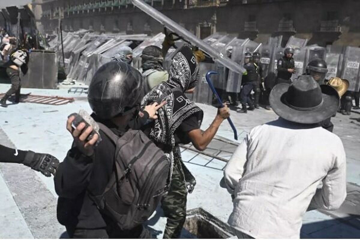 در جریان برگزاری اعتراضات در کشور مکزیک، تا کنون ۲۰ معترض و ۱۰۰ پلیس زخمی شده اند.