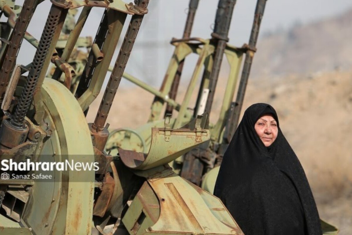 مهین‌اسماعیل‌زاده، زنی از جنس صبر و ایستادگی است؛ مادر یک شهید مفقودالاثر، خواهر سه شهید و یک جانباز که سال‌هاست بار سنگین خاطرات جنگ را با چهره‌ای آرام و دل پُرایمان به دوش می‌کشد. روایت او، تصویر روشن مادرانی است که در سکوت، استخوان رنج را جویده‌اند، اما از وطن و ایمان عقب ننشسته‌اند.