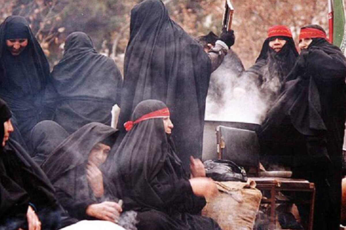 با اینکه نام رزمندگان خراسانی در خط مقدم دفاع مقدس بسیار شنیده شده، اما پشت این حضور حماسی، زنانی ایستاده بودند که با کار‌های بی‌صدا، اما اثرگذار، روح جنگ را زنده نگه داشتند؛ زنانی که نقششان کمتر گفته شده، اما بیشتر دیده می‌شود.