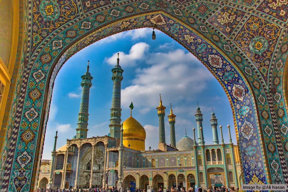 در روزگاری که فضای حقیقی و مجازی بیش از هر زمان دیگری از کمبود اخلاق رنج می‌برد، بازگشت به سبک زندگی و سیره اهل‌بیت (ع) می‌تواند چراغ راهی مطمئن برای خانواده‌ها و آرامش اجتماعی باشد. سیره رضوی با ارائه اصولی روشن در همسرداری، فرزندپروری و ارتباطات، الگویی کارآمد برای عبور از آشفتگی‌های اخلاقی امروز است.