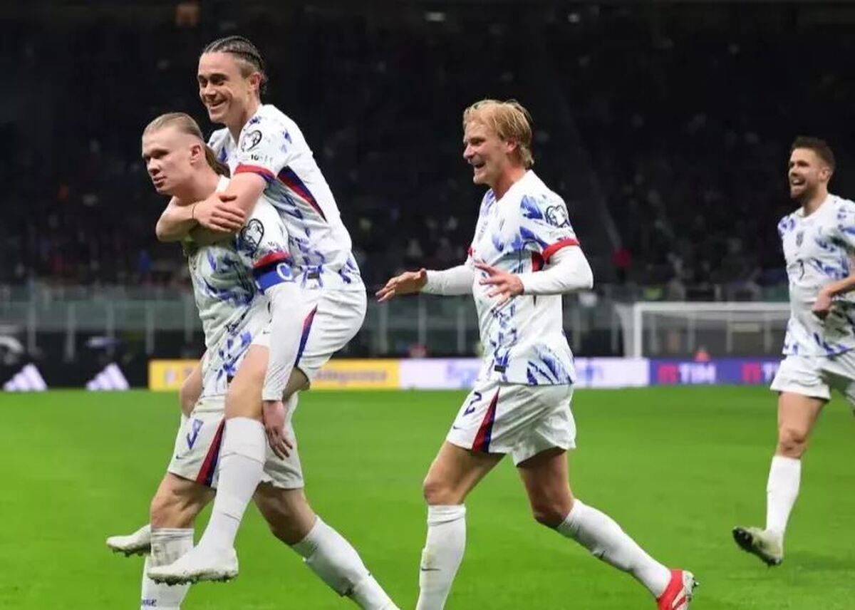 تیم ملی ایتالیا در آخرین بازی مرحله گروهی مقدماتی جام جهانی ۲۰۲۶ در قاره اروپا در خانه به مصاف یاران هالند در تیم ملی نروژ رفت و در پایان با نتیجه ۴ بر یک شکست خورد و راهی پلی‌آف شد.