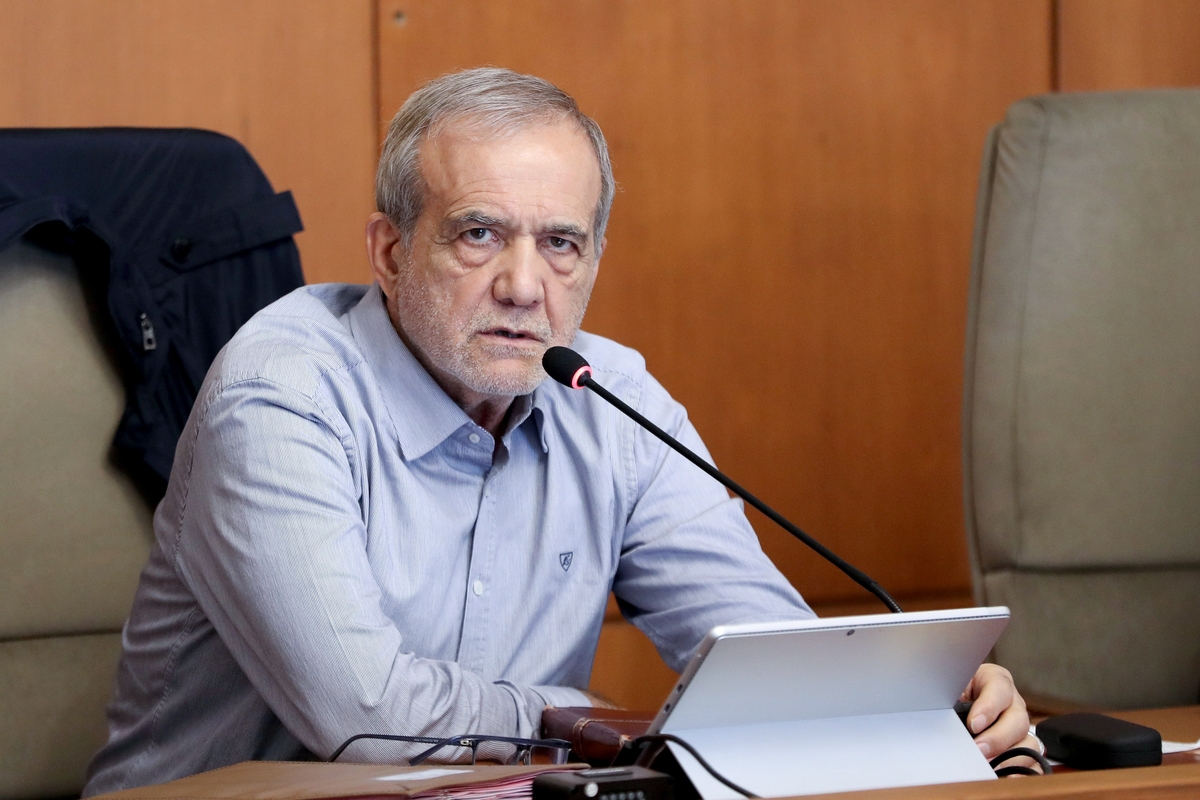 رئیس‌جمهوری با تاکید بر لزوم اصلاح مصرف سوخت موتور خودروها در بازه زمانی مشخص، گفت: اگر چنین نشود مجبور می‌شویم در سیاست تخصیص ارز و صدور مجوز تولید بازنگری کنیم.