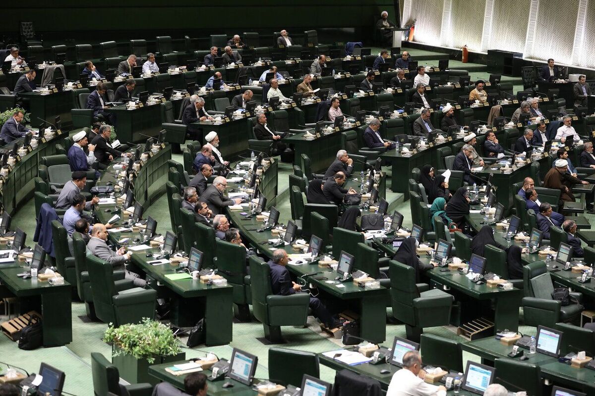 طرح به‌کارگیری بازنشستگان و قانون بیمه رانندگان مسافربر درون شهری مورد بررسی نمایندگان مجلس در کمیسیون‌های تخصصی قرار گرفت.