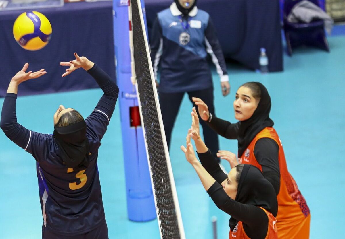 بیست و پنجمین دوره لیگ برتر والیبال زنان باشگاه‌های ایران قرار بود از اول آذر ۱۴۰۴ با حضور ۱۲ تیم برگزار شود، اما به دلیل حضور ملی‌پوشان در بازی‌های کشور‌های اسلامی، سازمان لیگ با یک هفته تأخیر، آغاز رقابت‌ها را به هشتم آذر موکول کرد.