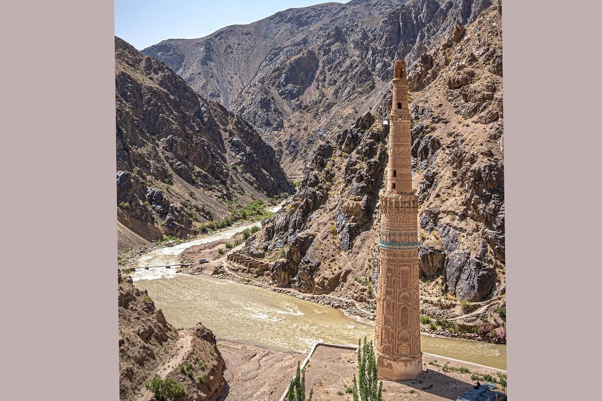 منار جام ولایت غور در افغانستان، که «کهن‌ترین منار خشتی جهان» خوانده می‌شود، از شاهکار‌های معماری غوری‌ها بوده و در زمان پادشاهی سلطان غیاث‌الدین (۱۱۵۳-۱۲۰۳ میلادی)، از بزرگ‌ترین پادشاهان سلسله غوری، ساخته شده است.